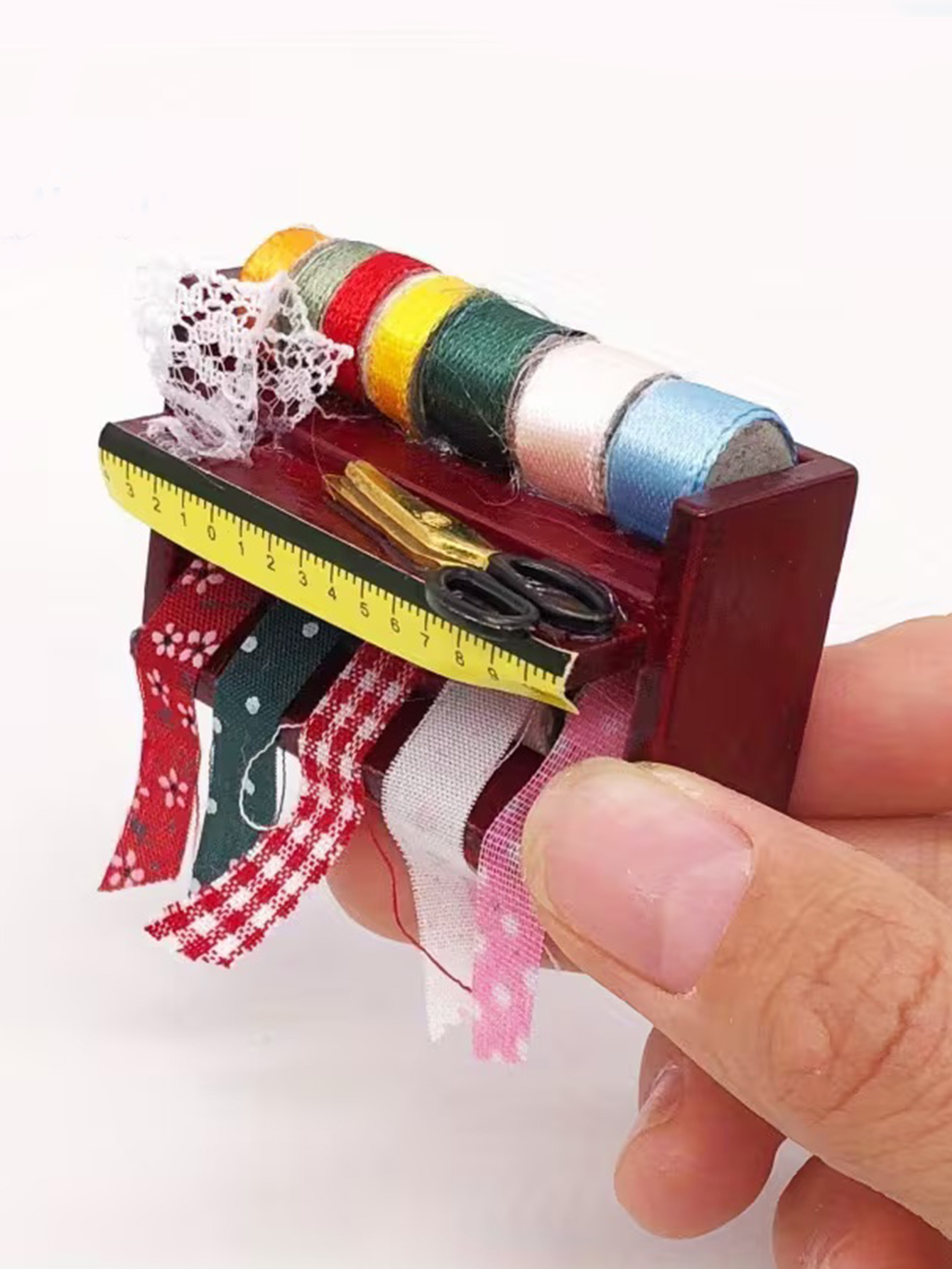 ドールハウスミニチュア裁縫箱（レースのディテール付き） 裁縫 - Wood Woodworking のレビューと価格